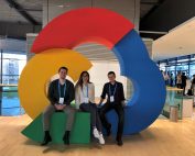 Gruppenfoto von drei Vorstandsmitgliedern am Google Cloud Logo